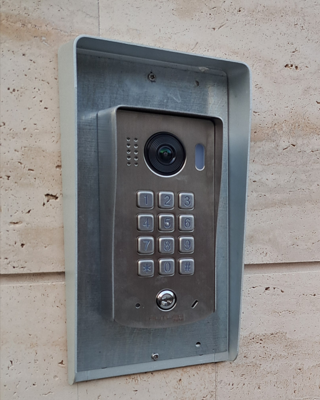  Futura videó kaputelefon számkódos kültéri egység telepítése családi házban Ürömön